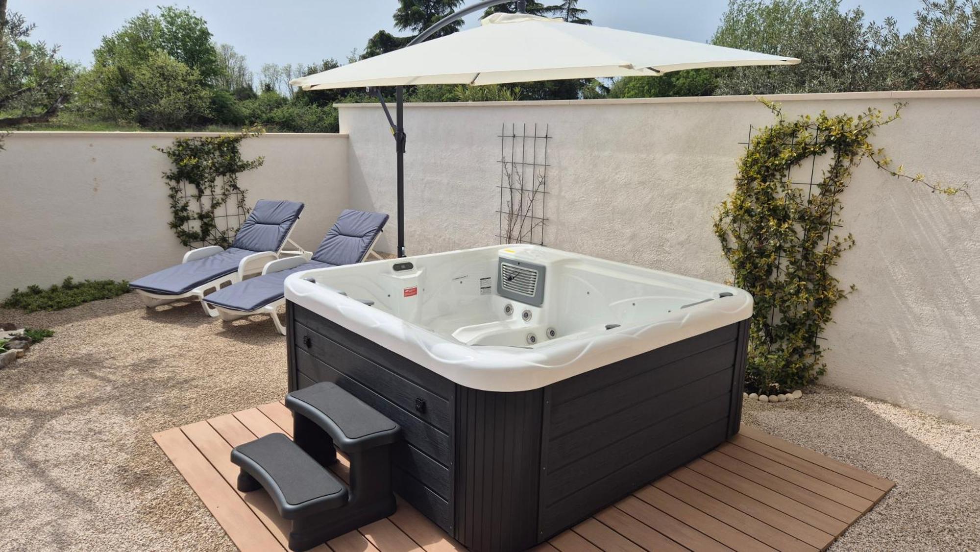 Vinja - Privat Garden - Whirlpool Apartment *