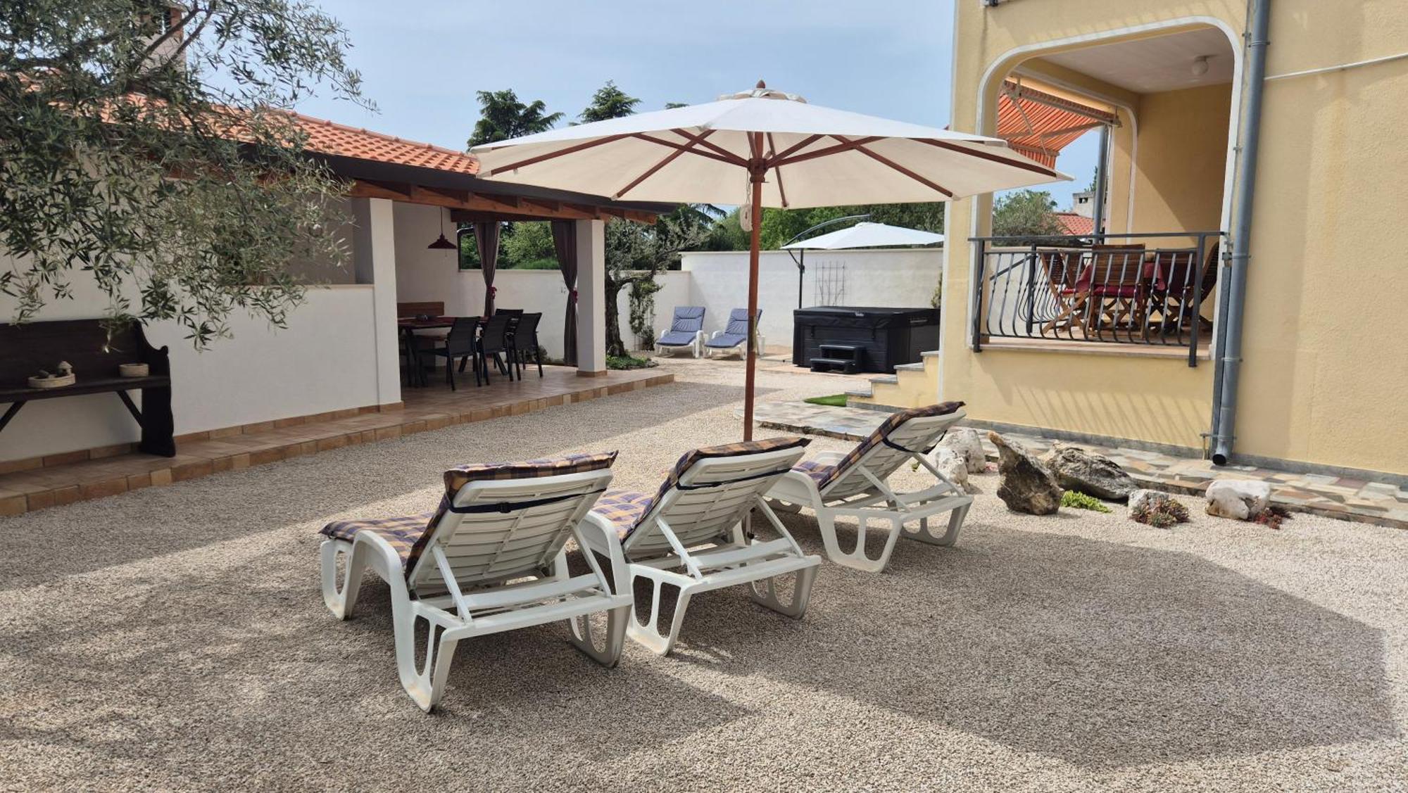 Apartment Vinja - Privat Garden - Whirlpool *